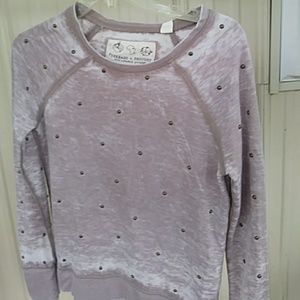Brown sweatshirt with metal charms